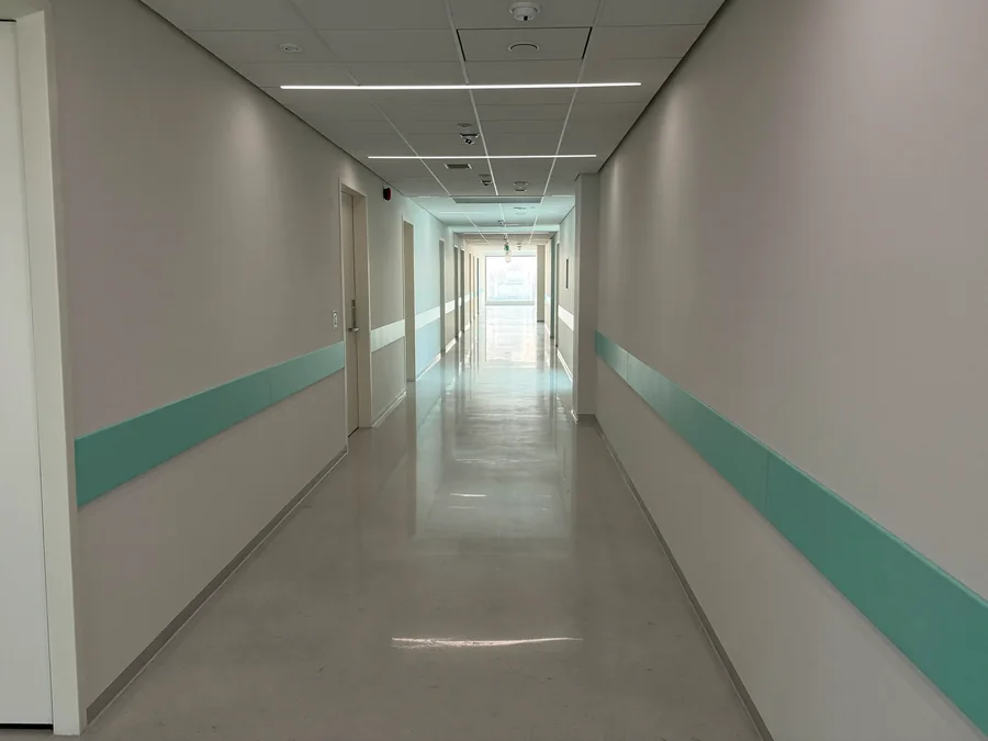 Pasillo luminoso de un centro de salud moderno